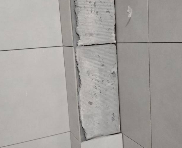 锡林郭勒盟瓷砖空鼓维修公司分享下瓷砖施工前基层浇水润湿程度不足，可能导致以下问题